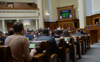 Підписання закону про повернення доплат 30 тисяч військовим і обмеження зарплат чиновників заблоковане на невизначений час