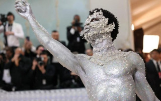 Людина-кішка, вбрання з перлин та інші образи з балу Met Gala – 2023: як зірки вшанували пам'ять модельєра Карла Лагерфельда
