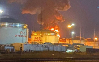 В порту Тамани прогремел мощный взрыв на нефтебазе: фото и видео пожара
