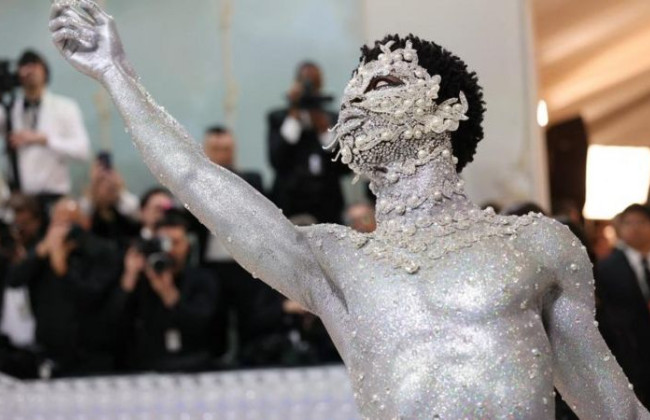 Человек-кошка, наряд из жемчужин и другие образы с балла Met Gala – 2023: как звезды почтили память модельера Карла Лагерфельда