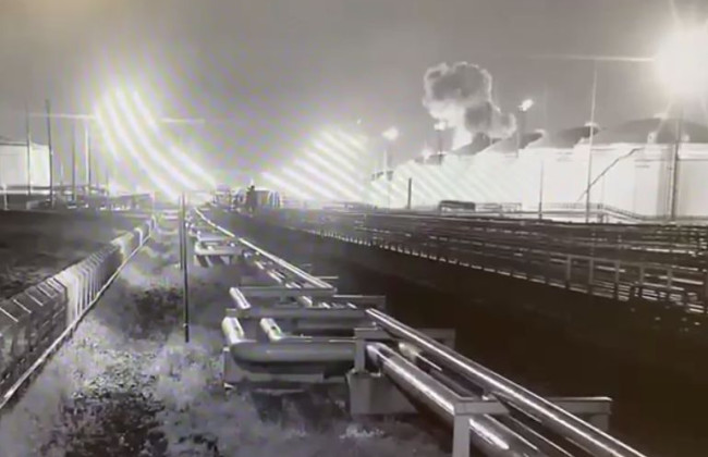 Момент атаки дронов на нефтебазу в порту Тамань попал на видео