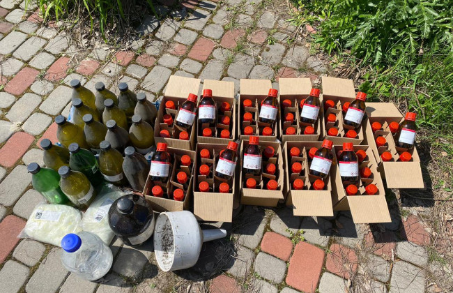 Сбывал прекурсоры производителям наркотиков: в Днепре разоблачен руководитель одного из обществ