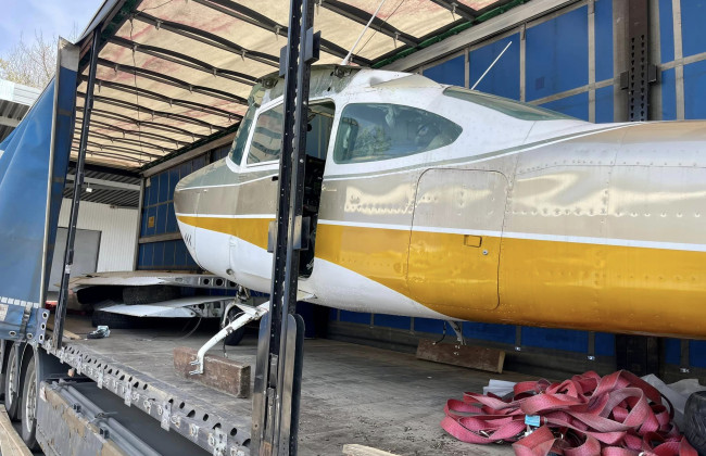 Київські митники вилучили літак, який привезли в Україну з Румунії у вантажівці