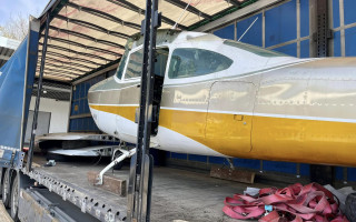 Київські митники вилучили літак, який привезли в Україну з Румунії у вантажівці