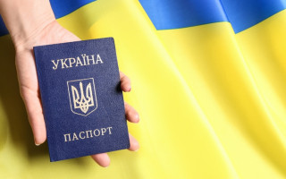 Із паспортів-книжечок хочуть прибрати російську мову: Раді рекомендують внести зміни