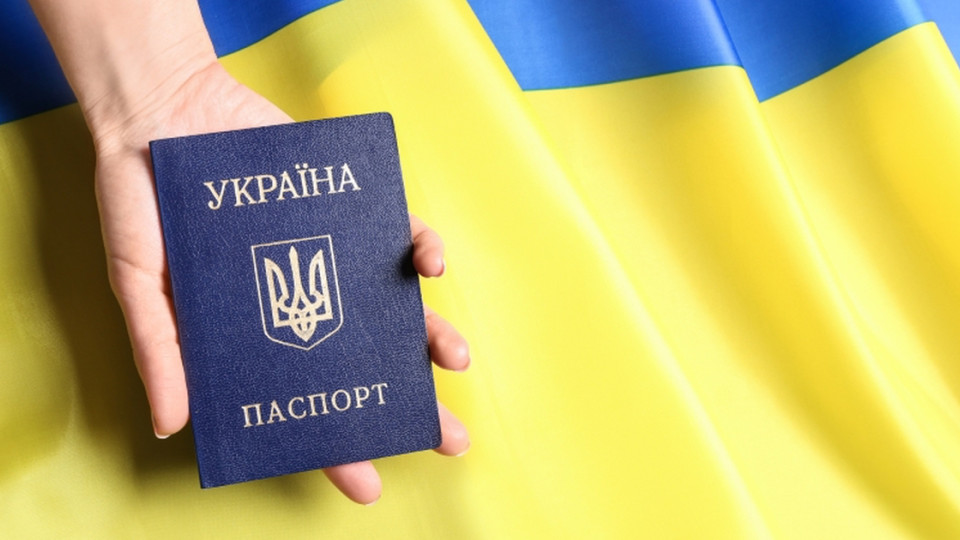 Из паспортов-книжечек хотят убрать русский язык: Раде рекомендуют внести изменения