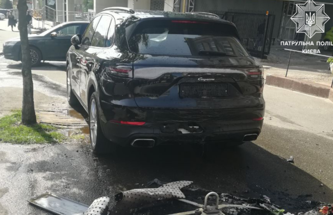 У водительницы Porsche Cayenne в Киеве, которая пренебрегла правилами стоянки, пламя повредило авто: что случилось