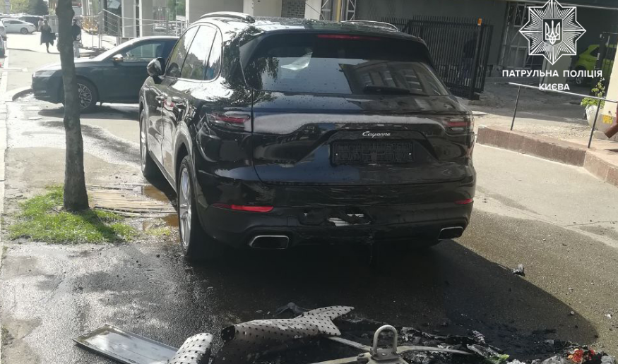 У водійки Porsche Cayenne у Києві, яка знехтувала правилами стоянки, полум'я пошкодило авто: що трапилося