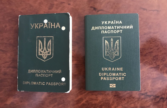 Одного диппаспорта недостаточно: Кабмин решил уточнить, по каким основаниям из Украины могут выезжать дипломатические работники и их близкие