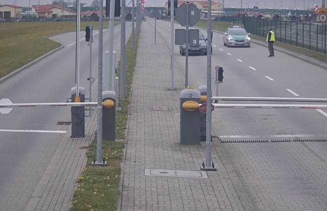 Хотел «ворваться» в новую жизнь в рф: гражданин Франции протаранил шлагбаум на польской границе