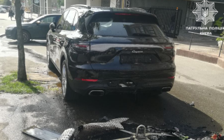 У водійки Porsche Cayenne у Києві, яка знехтувала правилами стоянки, полум'я пошкодило авто: що трапилося