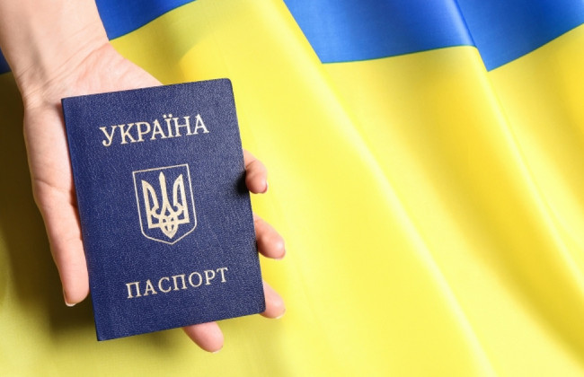 Із паспортів-книжечок хочуть прибрати російську мову: Раді рекомендують внести зміни