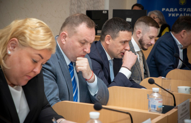 Рада суддів нагородила почесними грамотами суддів у відставці, помічників суддів та працівників апарату