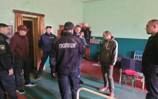 Продавали неіснуючі генератори та видавали себе за військових: в Києві викрили групу в’язнів