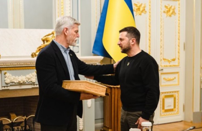 Президент Чехії подарував Зеленському легендарний пістолет CZ 75: як він виглядає