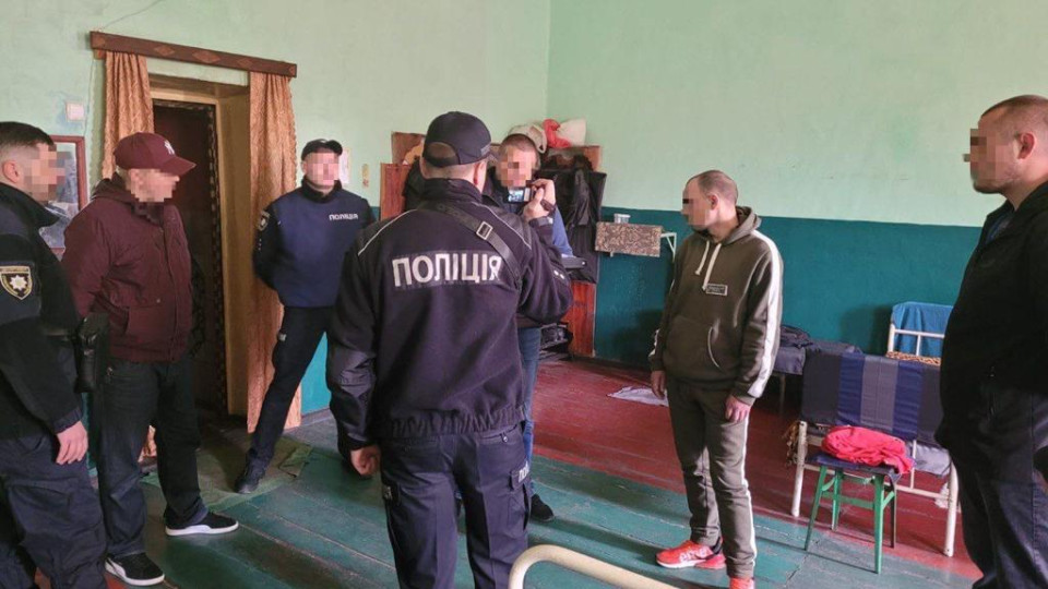 Продавали неіснуючі генератори та видавали себе за військових: в Києві викрили групу в’язнів
