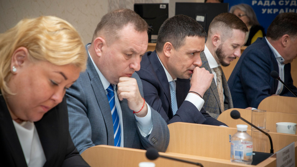 Рада судей наградила почетными грамотами судей в отставке, помощников судей и работников аппарата