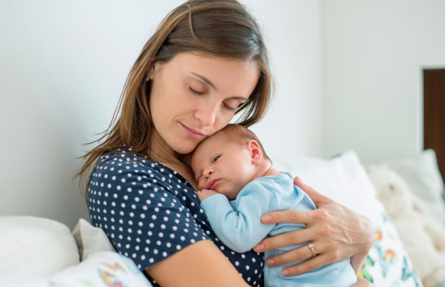 Как украинцам оформить помощь при рождении ребенка за границей: инфографика