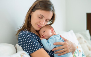 Як українцям оформити допомогу при народженні дитини за кордоном: інфографіка