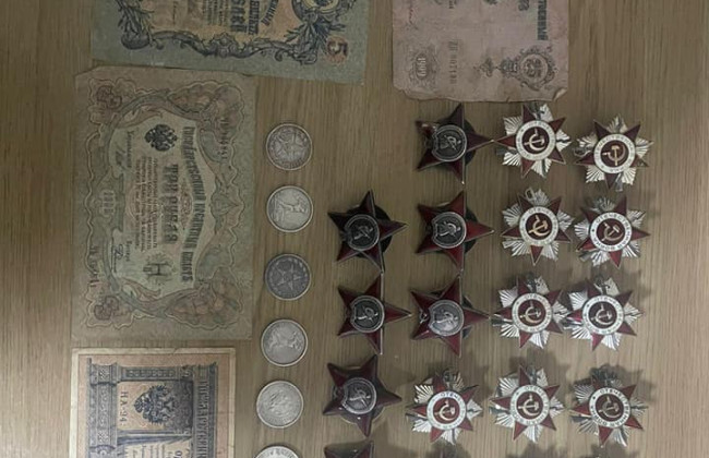 Львівські митники вилучили в українця радянські монети та ордени