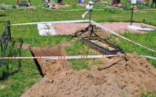 Під Києвом під час копання могили на цвинтарі виявили снаряд