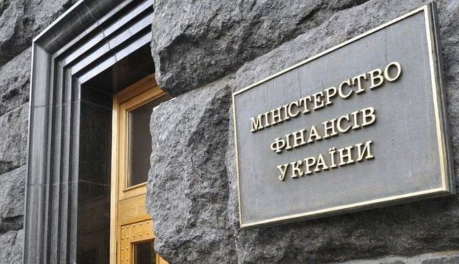 Гроші для виплат держслужбовцям та працівникам апаратів судів, що працюють в зоні бойових дій, ще потрібно знайти — Мінфін