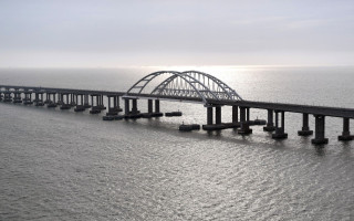 Оккупанты закрыли Крымский мост: в сети говорят об угрозе ударов