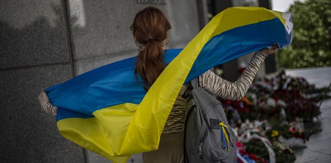 Суд Берлина разрешил демонстрацию украинских флагов 8 и 9 мая: российские остаются под запретом