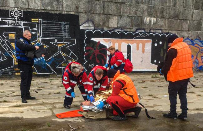 Пытался переплыть реку до Днепровской набережной: в Киеве спасли мужчину