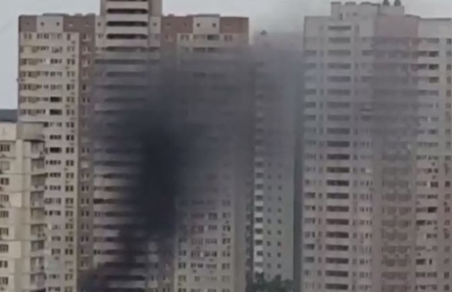 У Києві на Позняках сталася пожежа: фото та відео