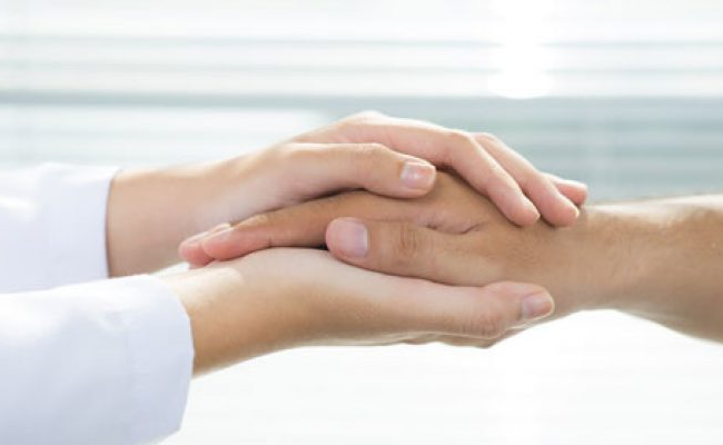 Як підтримати близьких, які повернулися з полону: поради психолога