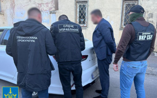 Пропонував ухилянтові допомогу в перетині кордоні: командиру відділення однієї з військових частин ЗСУ повідомили про підозру