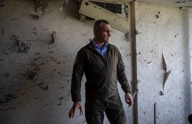 Нічна атака «шахедів»: Кличко заявив, що міська влада оперативно, після висновків спеціальної комісії, відновить пошкоджене житло