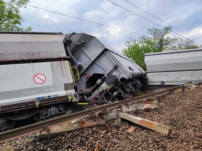В Венгрии 9 вагонов 35-вагонного грузового поезда с железной рудой сошли с рельсов