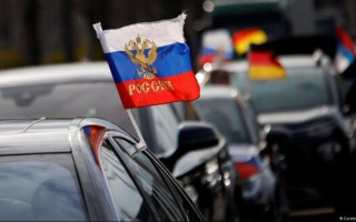 Суд у Берліні таки заборонив російські прапори у місті 8 і 9 травня