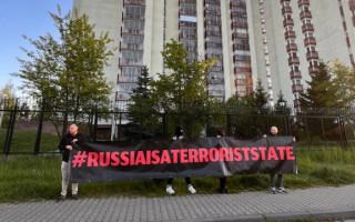 Під звуки сирен і бомбардувань: у Варшаві активісти влаштували російським дипломатам «святковий ранок»