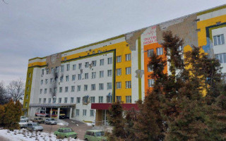 Обстреляли из танка Тростянецкую больницу: осуждены два российских оккупантов