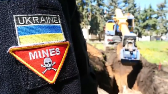 В ГСЧС показали, как саперы ликвидируют 500-килограммовую авиабомбу: видео