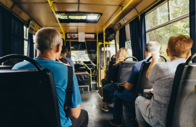 Водії автобусів мають право не допускати до салону пасажирів, які вмикають музику чи фільми на повну гучність: Кабмін вніс зміни