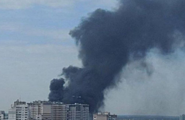 У Києві спалахнула масштабна пожежа: що відомо