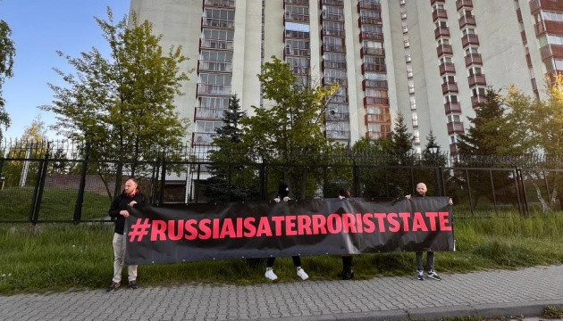 Під звуки сирен і бомбардувань: у Варшаві активісти влаштували російським дипломатам «святковий ранок»