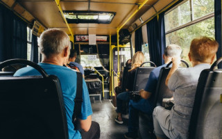 Водії автобусів мають право не допускати до салону пасажирів, які вмикають музику чи фільми на повну гучність: Кабмін вніс зміни
