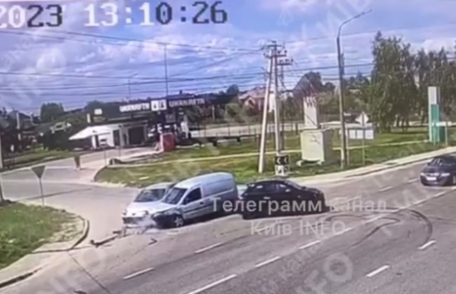 Потрійне ДТП на Київщині: у мережі з'явився відеозапис моменту зіткнення