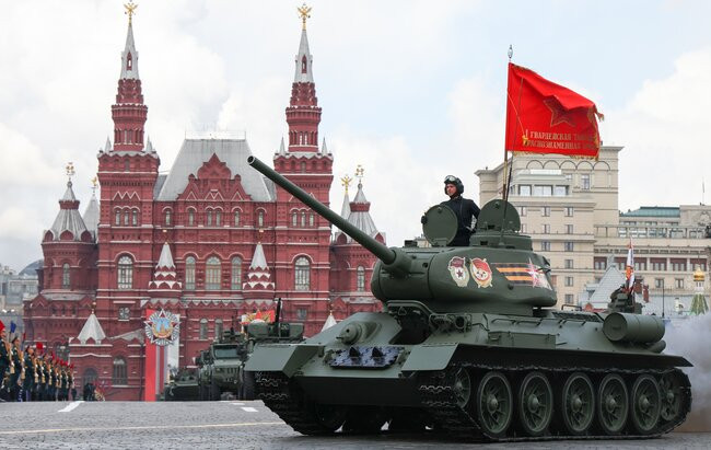 В британській розвідці припустили, чому рф показала лише раритетний танк на параді