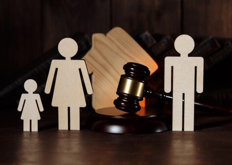 Мать, оставшаяся за границей, будет платить алименты на содержание вернувшейся в Украину дочери — решение суда