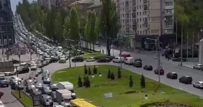 У Києві через ДТП біля ТРЦ Гулівер утворився великий затор, відео