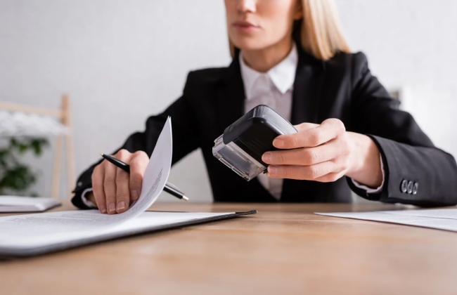 Доверенности, изложенные без применения специальных нотариальных бланков на белом листе, будут дополнительно подтверждать: Кабмин внес изменения