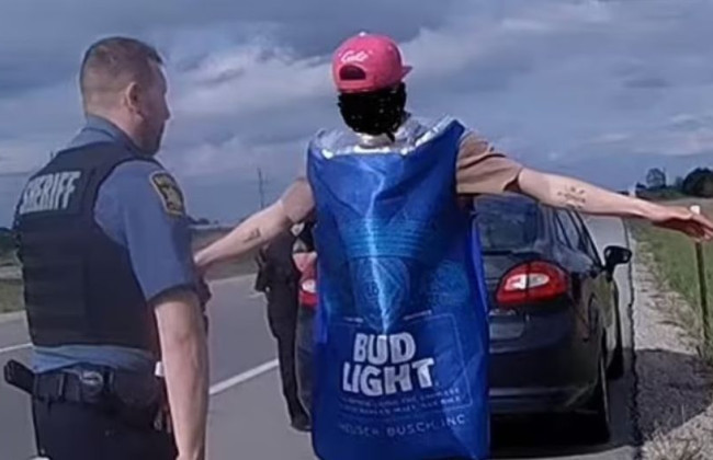 Курйоз дня: чоловіка у костюмі пива заарештували за водіння у нетверезому вигляді