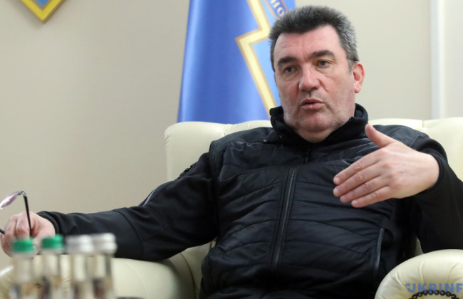 Украину пытаются посадить за стол переговоров с рф на условиях врага, – Данилов