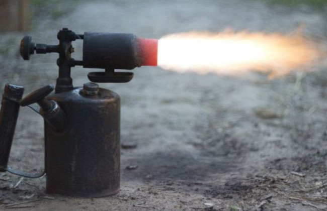 У Києві чоловік бив і катував співмешканку паяльною лампою